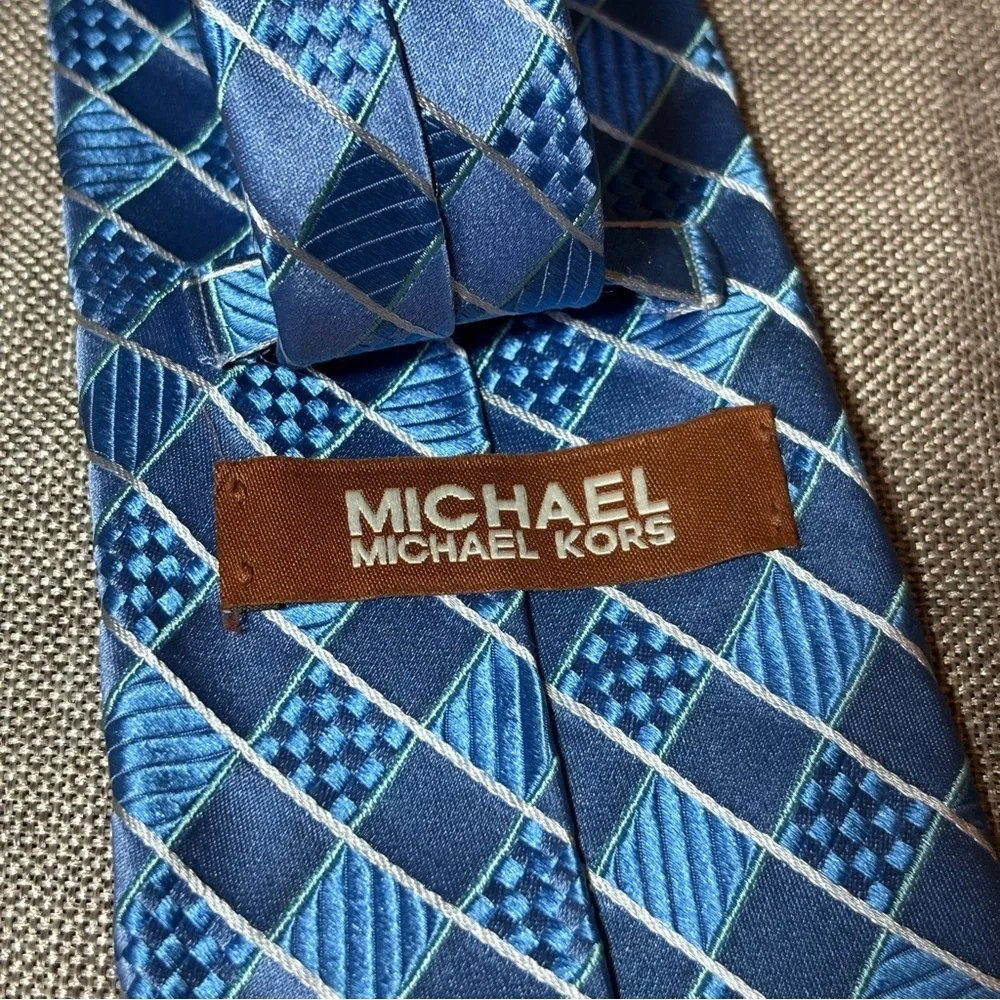 2/$30 Michael Michael Kors 100% Silk Men’s Light Blue Diamond Print Tie